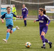 Sophia Scuderi (SGS Essen) fixiert den Ball.