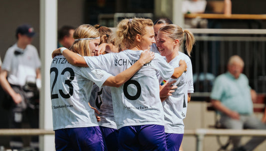 TSG Hoffenheim II - SGS Essen; Jubel; Kyra Spitzner, Jule Schnieder, Anja Heuschkel; lila weiß