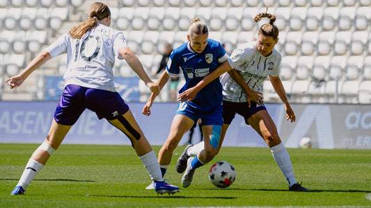Laura Bröring und Lia Henkelmann im Dreikampf mit Emily Reske (FC Carl Zeiss Jena).