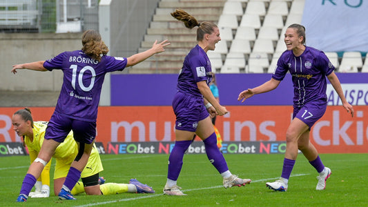 Laura Bröring, Joëlle Steiner und Karla Brinkmann jubeln über das dritte Tor. - © 2026 Michael Gehrmann 