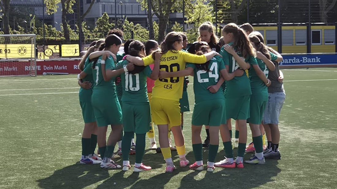 Mannschaftskreis der SGS Essen U15 vor ihrem Testspiel gegen Borussia Dortmund U16. - © 2026 sgs essen