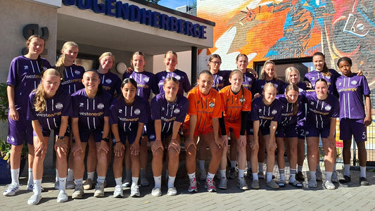 Die U21 der SGS Essen präsentiert  sich als Team vor der Jugendherberge in Rheine.