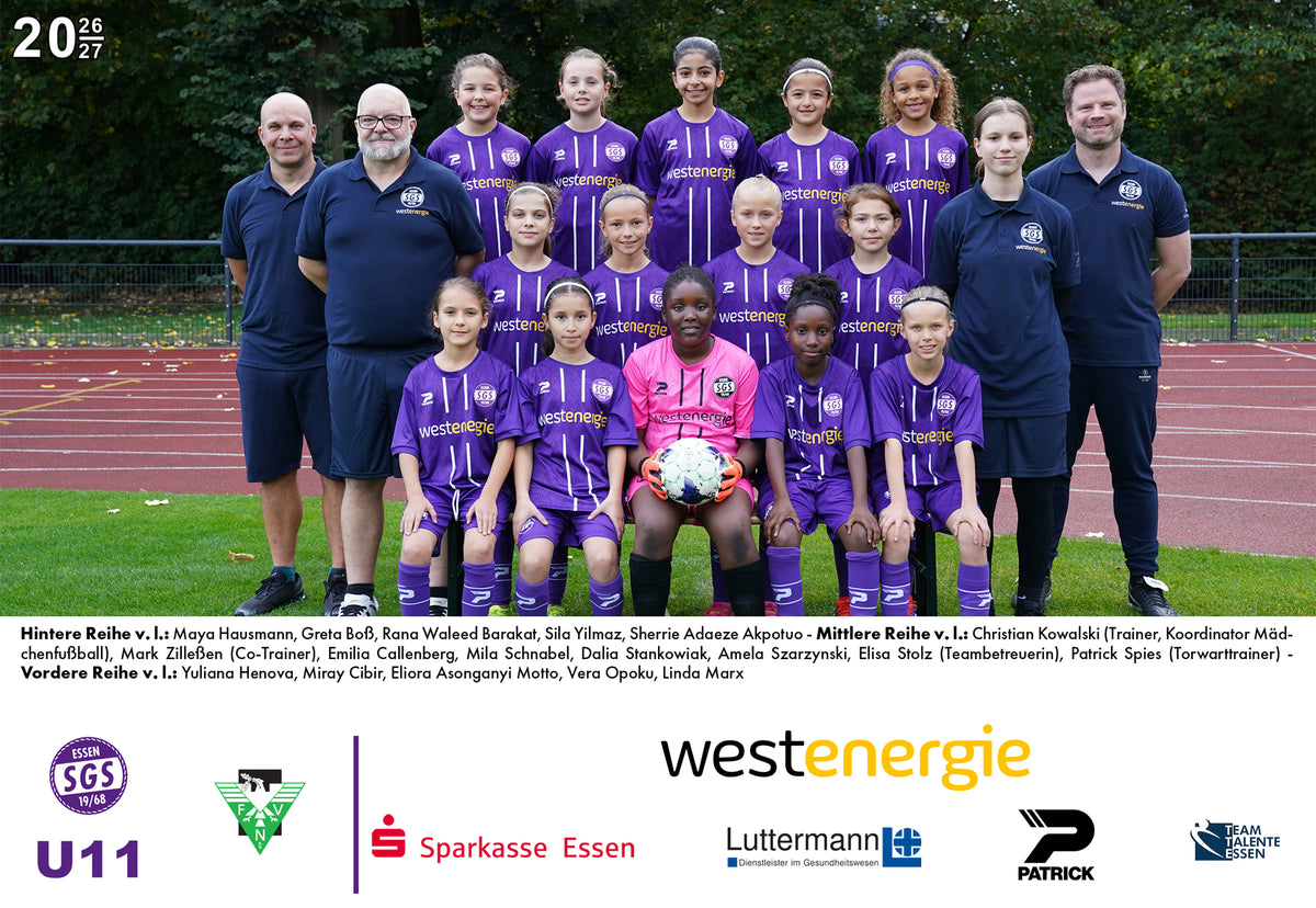 Hintere Reihe v. l.: Maya Hausmann, Greta Boß, Rana Waleed Barakat, Sila Yilmaz, Sherrie Adaeze Akpotuo - Mittlere Reihe v. l.: Christian Kowalski (Trainer, Koordinator Mädchenfußball), Mark Zilleßen (Co-Trainer), Emilia Callenberg, Mila Schnabel, Dalia Stankowiak, Amela Szarzynski, Elisa Stolz (Teambetreuerin), Patrick Spies (Torwarttrainer) - Vordere Reihe v. l.: Yuliana Henova, Miray Cibir, Eliora Asonganyi Motto, Vera Opoku, Linda Marx