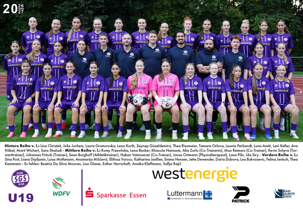 Hintere Reihe v. l.: Lina Christeit, Jolie Jochem, Laura Gromowska, Lena Kurth, Zeynep Güzeldemirci, Thea Riesmeier, Tamara Orlova, Leonie Perbandt, Luna Amiti, Leni Keller, Ava Höbel, Marit Wichert, Sara Shaladi - Mittlere Reihe v. l.: Romy Przewloka, Lena Becker, Khaoula Haimami, Alia Zorlu (Co-Trainerin), Max Reimers (Co-Trainer), Kevin Schyra (Torwarttrainer), Johannes Fritsch (Trainer), Sean Burghoff (Athletiktrainer), Hakan Vatansever (Co-Trainer), Jonas Ortmann (Physiotherapeut), Lana Pilic, Ida Siry